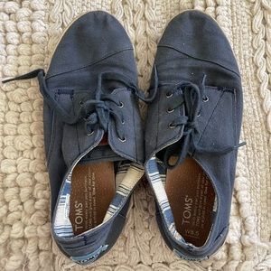 Womens 8.5 TOMS